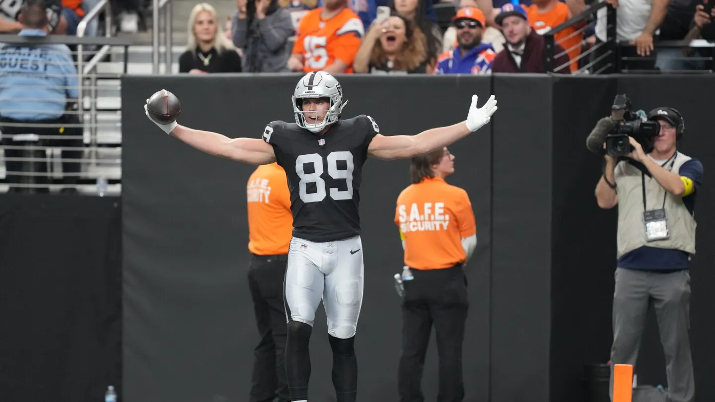 Brock Bowers and Trey McBride top the 2026 fantasy football tight end tiers list.